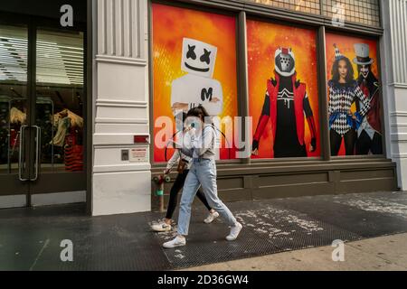 Ein Spirit Halloween Pop-up-Store in Noho in New York am Sonntag, 4. Oktober 2020. Das CDC hat eine Anleitung herausgegeben, die Trick-or-Treating, Kostümmasken und Partys für Halloween entmutigt. (© Richard B. Levine) Stockfoto