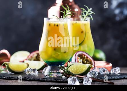 Sommergetränk mit Passionsfrucht, Limette, Sirup und Rosmarin alkoholischen Cocktail oder Limonade Stockfoto