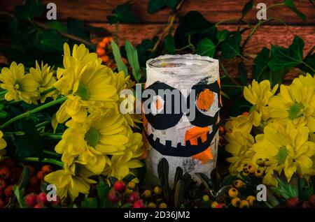 Lustige künstliche halloween weiße Geisterdekoration aus Papier und Glas mit brennender Kerze im Inneren Stockfoto