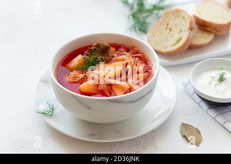 Traditionelles russisches ukrainisches rotes Borscht in einer weißen Schale Stockfoto