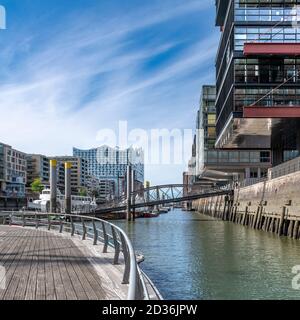 Sandtorhafen - Traditionsschiffhafen (übersetzt: Sandtorhafen - traditioneller Schiffshafen). Neu entwickelt und mit modernen freitragenden Apartments ausgestattet. Stockfoto