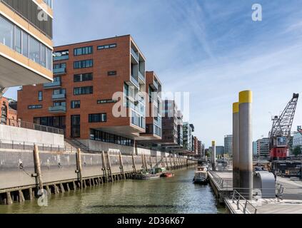 Sandtorhafen - Traditionsschiffhafen (übersetzt: Sandtorhafen - traditioneller Schiffshafen). Neu entwickelt und mit modernen freitragenden Apartments ausgestattet. Stockfoto