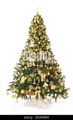 Weihnachtsbaum mit goldenen Ornamenten, reich verziert. Isoliert auf weißem Hintergrund. Studioaufnahme. Stockfoto