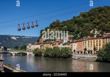 Gondeln von Grenoble Blick vom Fluss Isere Stockfoto