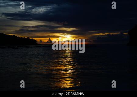 Crystal Bay Beach Bali ist Indonesiens wichtigstes Touristenziel, das Wahrzeichen von Nusa Penida,Kelingking bedeutet Pinkie Finger, nusa penida, bali. Stockfoto