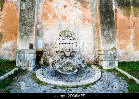 Brunnen in den Gärten von Santi Bonifacio ed Alessio Basilika eine klösterliche und titular Kirche aus dem frühen 13. Jahrhundert auf dem Aventin Hügel - Rom, Italien Stockfoto