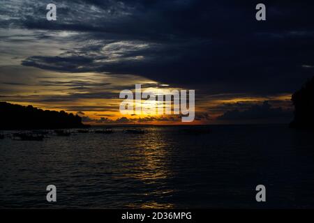 Crystal Bay Beach Bali ist Indonesiens wichtigstes Touristenziel, das Wahrzeichen von Nusa Penida,Kelingking bedeutet Pinkie Finger, nusa penida, bali. Stockfoto