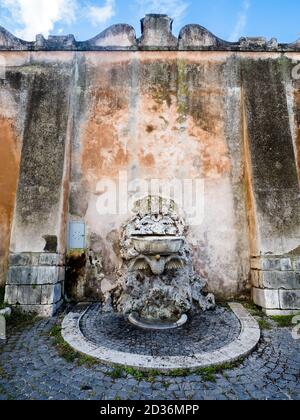 Brunnen in den Gärten von Santi Bonifacio ed Alessio Basilika eine klösterliche und titular Kirche aus dem frühen 13. Jahrhundert auf dem Aventin Hügel - Rom, Italien Stockfoto