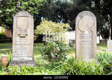 Das Grab von John Keats und Joseph Severn auf dem protestantischen Friedhof von Rom-Rom, Italien Stockfoto