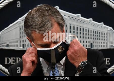 Washington, Usa. Oktober 2020. FBI-Direktor Christopher Wray spricht am Mittwoch, den 7. Oktober 2020, während einer Pressekonferenz im Justizministerium in Washington, DC, über nationale Sicherheitsfragen. Pool Foto von Jim Watson/UPI Kredit: UPI/Alamy Live Nachrichten Stockfoto