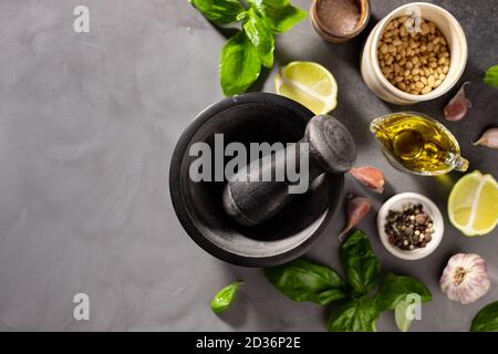 Leerer Steinmörtel mit Stößel und Zutaten für die vegane Herstellung Pesto-Sauce Stockfoto