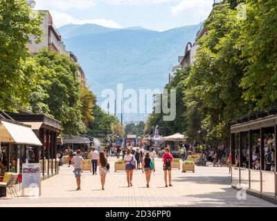 Vitosha Boulevard mit Vitosha Berg im Hintergrund, Sofia, Bulgarien Stockfoto