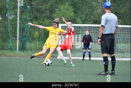 Orenburg, Russland - 12. Juni 2019 Jahr: Mädchen spielen Fußball-Frauenturnier, gewidmet dem Tag der Russischen Föderation Stockfoto