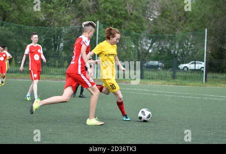 Orenburg, Russland - 12. Juni 2019 Jahr: Mädchen spielen Fußball-Frauenturnier, gewidmet dem Tag der Russischen Föderation Stockfoto