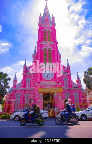 Stau an der Tan Dinh Kirche in Ho Chi Minh Weitwinkel Stockfoto