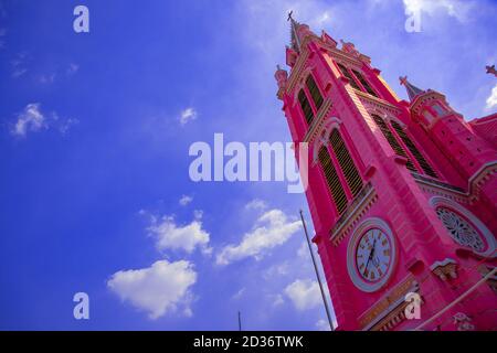 Eine rosafarbene Kirche in der Tan Dinh Kirche in Ho Chi Minh Stockfoto