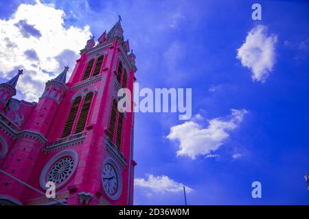 Eine rosafarbene Kirche in der Tan Dinh Kirche in Ho Chi Minh Stockfoto