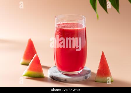 Frischer Wassermelonensaft in einem Glas mit Wassermelonenscheiben Stockfoto