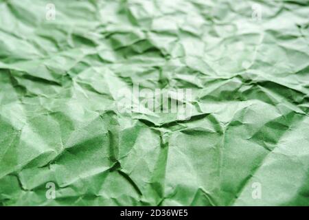 Zerknittert grünes Papier, abstrakter Hintergrund, selektiver Fokus Stockfoto