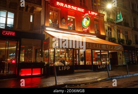 Die Brasserie Lipp ist ein berühmtes Lokal am Boulevard Saint Germain.Hemingway schrieb seine Depeschen von hier.Chagall,Camus und Montand waren Stockfoto