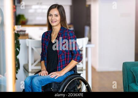Junge Frau Im Rollstuhl In Ihrem Haus Stockfoto