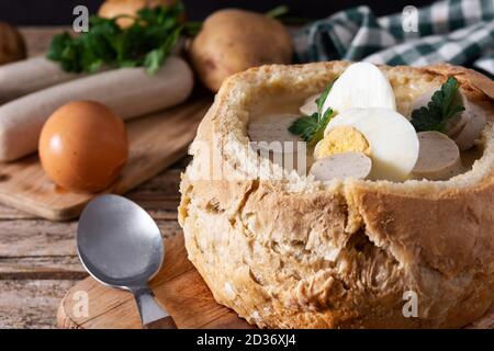 Zurek. Traditionelle polnische Suppe auf Holztisch Stockfoto