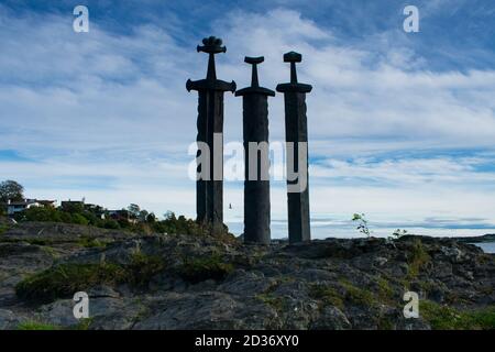 Stavanger Schwerter Norwegen- Sverd i fjell (durchtrennt in den Bergen) Stockfoto