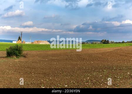 Gepflügt und gesät Feld bei Sonnenuntergang. Landwirtschaftliche Landschaft in der Tschechischen Republik. Wachsende Körner. Stockfoto