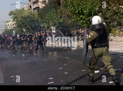 Athen, Griechenland. Oktober 2020. Demonstranten stoßen am 7. Oktober 2020 in Athen, Griechenland, auf die Bereitschaftspolizei. Ein griechisches Gericht entschied am Mittwoch, dass die Führung und Mitglieder der ultrareinen Partei Golden Dawn (GD-Chryssi Avghi auf Griechisch), die drittgrößte politische Partei im parlament bis zum letzten Jahr, schuldig sind, als kriminelle Organisation zu arbeiten, berichtete der griechische nationale Sender ERT. Quelle: Marios Lolos/Xinhua/Alamy Live News Stockfoto