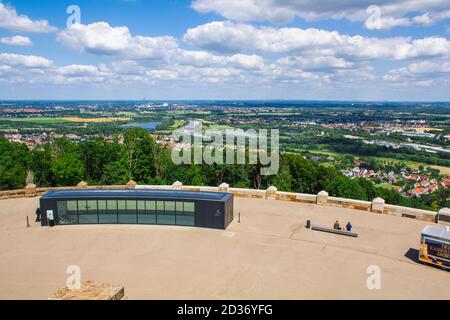 Porta Westfalica, Deutschland - Juni 22 2020: Malerische deutsche Landschaft am Weserbergland. Blick vom Kaiser-Wilhelm-Denkmal (Wittekindsberg) in der Nähe der Stadt Stockfoto