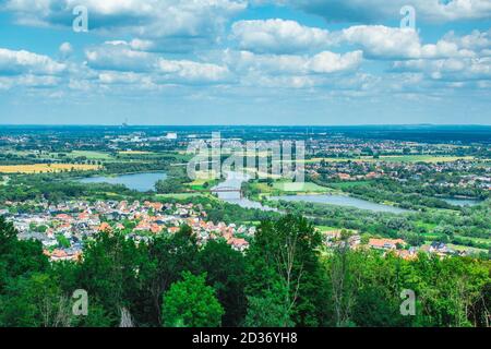 Landschaftlich reizvolle deutsche Landschaft am Weserbergland. Blick vom Kaiser-Wilhelm-Denkmal (Wittekindsberg) in der Nähe der Stadt Porta Westfalica, Nordrhein-Westfalen Stockfoto