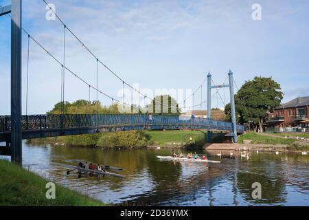 River exe Exeter, Ansicht von Menschen, die auf dem River exe im Quay-Gebiet von Exeter, Devon, Südwestengland, Großbritannien rudern Stockfoto