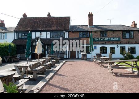 Moneyrow Green, Holyport, Berkshire, Großbritannien. Mai 2020. Tische und Bänke sitzen im Pub-Garten des Greene King White Hart Pub leer. Der Pub ist vorübergehend geschlossen, zusammen mit anderen Pubs in Großbritannien während der Coronavirus Covid-19 Pandemic Lockdown. Quelle: Maureen McLean/Alamy Stockfoto