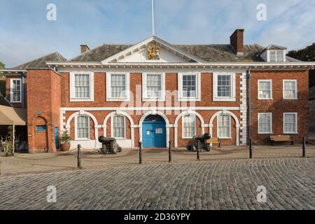 Exeter Custom House, Blick auf das historische Custom House (1681) im Hafengebiet Quay in Exeter, Devon, Südwesten Englands, Großbritannien Stockfoto