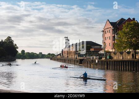 City Life UK, Blick auf Menschen, die bei Sonnenaufgang auf dem Fluss exe rudern, in Exeter, Devon, Südwesten Englands, Großbritannien Stockfoto