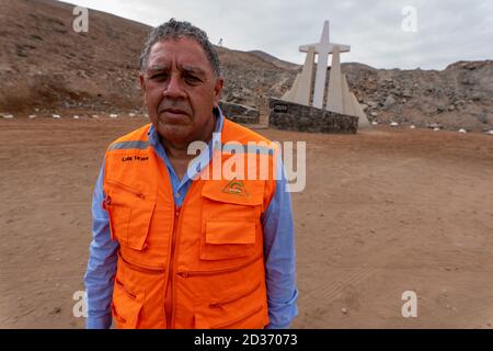 San Jose, Chile. Oktober 2020. Luis Urzua, einer der vor zehn Jahren geretteten Bergleute, steht an der Stelle, an der der erste Kontakt zwischen den in der Mine San José vergrabenen Bergleuten und den Rettungskräften stattfand. Die ganze Welt war in einem Fieber der Aufregung, als die 33 vergrabenen Bergleute aus der Mine in der Atacama-Wüste in einer spektakulären Rettungsaktion an die Oberfläche gebracht wurden. Über eine Milliarde Menschen verfolgten das "Wunder Chiles" live im Fernsehen. (To dpa 'zehn Jahre nach der Rettung: Chilenische Freunde fühlen sich vergessen') Quelle: Alex F. Catrin/dpa/Alamy Live News Stockfoto