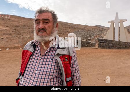 San Jose, Chile. Oktober 2020. Jorge Galleguillos, einer der Bergarbeiter, der vor zehn Jahren aus der Mine San José gerettet wurde, sitzt neben der alten Mine, wo 33 Bergarbeiter begraben wurden. Die ganze Welt war in einem Fieber der Aufregung, als die 33 vergrabenen Bergleute aus der Mine in der Atacama-Wüste in einer spektakulären Rettungsaktion an die Oberfläche gebracht wurden. Über eine Milliarde Menschen verfolgten das "Wunder Chiles" live im Fernsehen. (To dpa 'zehn Jahre nach der Rettung: Chilenische Freunde fühlen sich vergessen') Quelle: Alex F. Catrin/dpa/Alamy Live News Stockfoto