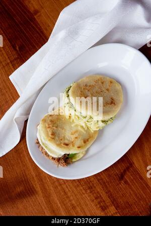 Venezolanische Arepas auf weißem Teller. Stockfoto