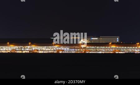 Osaka / Japan - 5. Oktober 2017: Nachtansicht des Kansai International Airport in Osaka, Japan, erbaut auf einer künstlichen Insel mitten in Osaka Stockfoto