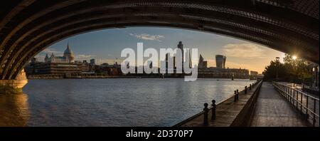 Londons Skyline bei Sonnenaufgang. Panoramablick unter der Blackfriars Bridge, England Stockfoto