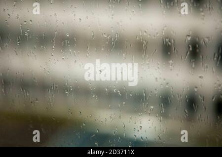 Die Fenster. Fotos an einem regnerischen Tag. Regnerisches Fenster - die Fenster mit Regentropfen. Stockfoto