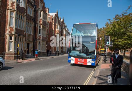 Eton, Buckinghamshire, England, Großbritannien. 2020. Ein Tourist Hop on Hop off Bus in der Lage des Eton College. Stockfoto