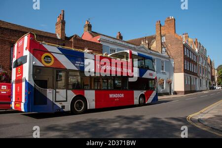 Eton, Buckinghamshire, England, Großbritannien. 2020. Ein Tourist Hop on Hop off Bus in der Lage des Eton College. Stockfoto