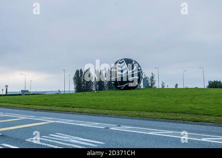 Perpetual Motion der Künstler Remco de Fouw und Rachael Joynt, The Big Ball in Naas am Kreisverkehr mit der Ausfahrt 9 auf der Autobahn M7, County Kildar Stockfoto