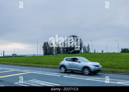 Perpetual Motion der Künstler Remco de Fouw und Rachael Joynt, The Big Ball in Naas am Kreisverkehr mit der Ausfahrt 9 auf der Autobahn M7, County Kildar Stockfoto