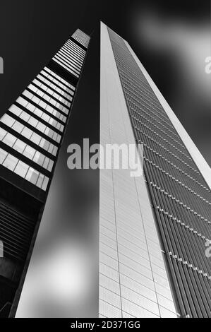 Modernes Gebäude in Perspektive und Schwarz-Weiß-Effekten - Financia disrtrict Stockfoto