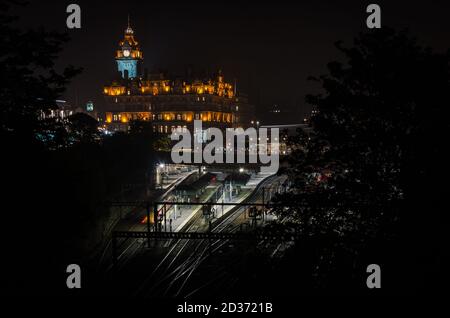 Nachtansicht der Waverley Station in Edinburgh, Schottland Stockfoto