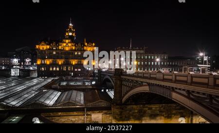 Nachtansicht der Waverley Station in Edinburgh, Schottland Stockfoto