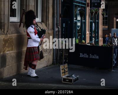 Ein Dudelsackspieler in Edinburghs Straße, Schottland Stockfoto