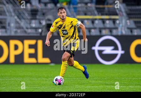 Dortmund, Deutschland. Oktober 2020. Fußball: Bundesliga, Borussia Dortmund - SC Freiburg, 3. Spieltag im Signal Iduna Park. Dortmunds Mats Hummels auf dem Ball. Quelle: Guido Kirchner/dpa - WICHTIGER HINWEIS: Gemäß den Bestimmungen der DFL Deutsche Fußball Liga und des DFB Deutscher Fußball-Bund ist es untersagt, im Stadion und/oder aus dem Spiel aufgenommene Aufnahmen in Form von Sequenzbildern und/oder videoähnlichen Fotoserien zu nutzen oder auszunutzen./dpa/Alamy Live News Stockfoto